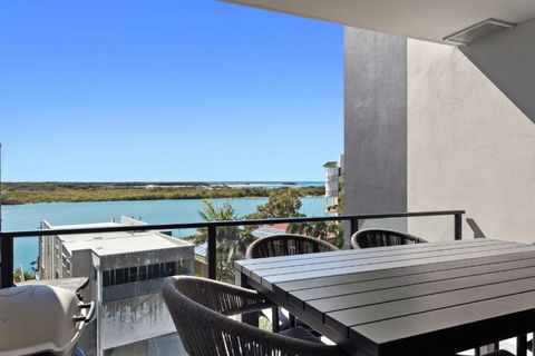 Riverfront 2-Bed With Pool, Sauna, Gym & Views - Accommodation Great Ocean Road 1