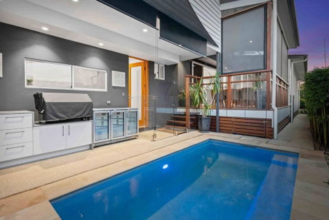 Redcliffe CBD Family Beach House - Accommodation Great Ocean Road 0
