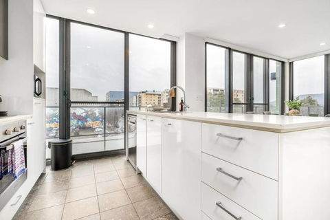 Roomy 2BR 2BA City-Centre Apt - Accommodation Great Ocean Road 2