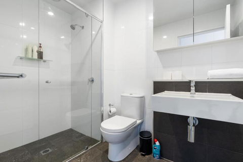 Roomy 2BR 2BA City-Centre Apt - Accommodation Great Ocean Road 3