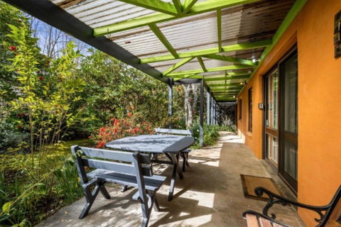 Roses On The River - An Absolute River Frontage Cottage - Accommodation Great Ocean Road 2