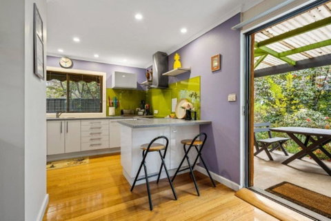 Roses On The River - An Absolute River Frontage Cottage - Accommodation Great Ocean Road 3