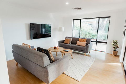 Salhus - Sleep In King Beds & Easy Walk To Town - Accommodation Great Ocean Road 1