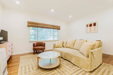 Salmon Calm - Trendy Velvet Allure By Albert Park - Accommodation Great Ocean Road 2