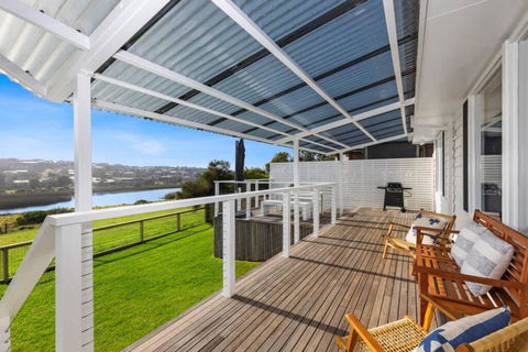 SALTWATER HOUSE - Opposite The Beach And Views Over The Lake! - Accommodation Great Ocean Road 1