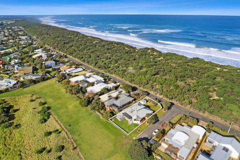 SALTWATER HOUSE - Opposite The Beach And Views Over The Lake! - Accommodation Great Ocean Road 0
