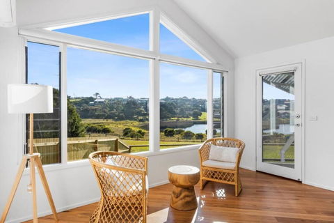 SALTWATER HOUSE - Opposite The Beach And Views Over The Lake! - Accommodation Great Ocean Road 2