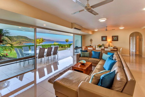 Bella Vista East 3 Luxury Ocean Views Large Flat Grassed Area And Buggy - Accommodation Great Ocean Road 2