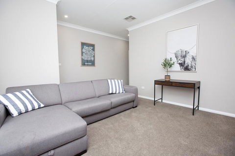 Best Central Wagga Townhouse - Accommodation Great Ocean Road 3