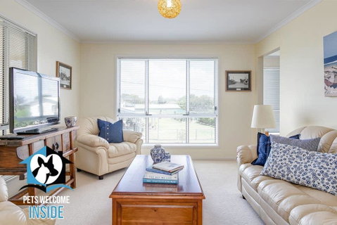 Big Stylish House With River Views, Games Room & WiFI - Accommodation Great Ocean Road 3
