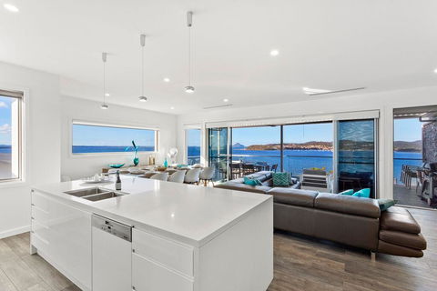 Blue Water Splendour - Infinity Pool And Amazing Views!! - Accommodation Great Ocean Road 3