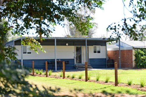 The Jetty Hut - Lake Frontage Barmera Riverland - Accommodation Great Ocean Road 1