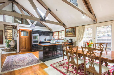 The Stone On The Hill - 3 Bedroom House - Accommodation Great Ocean Road 2