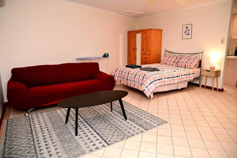 Spacious Studio In AliceSprings QueenBed+KSAirbed - Accommodation Great Ocean Road 0