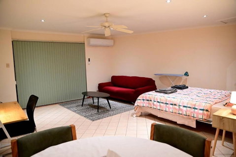 Spacious Studio In AliceSprings QueenBed+KSAirbed - Accommodation Great Ocean Road 1
